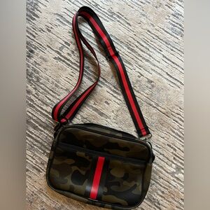 HAUTE SHORE camo bag with red stripe/strap
